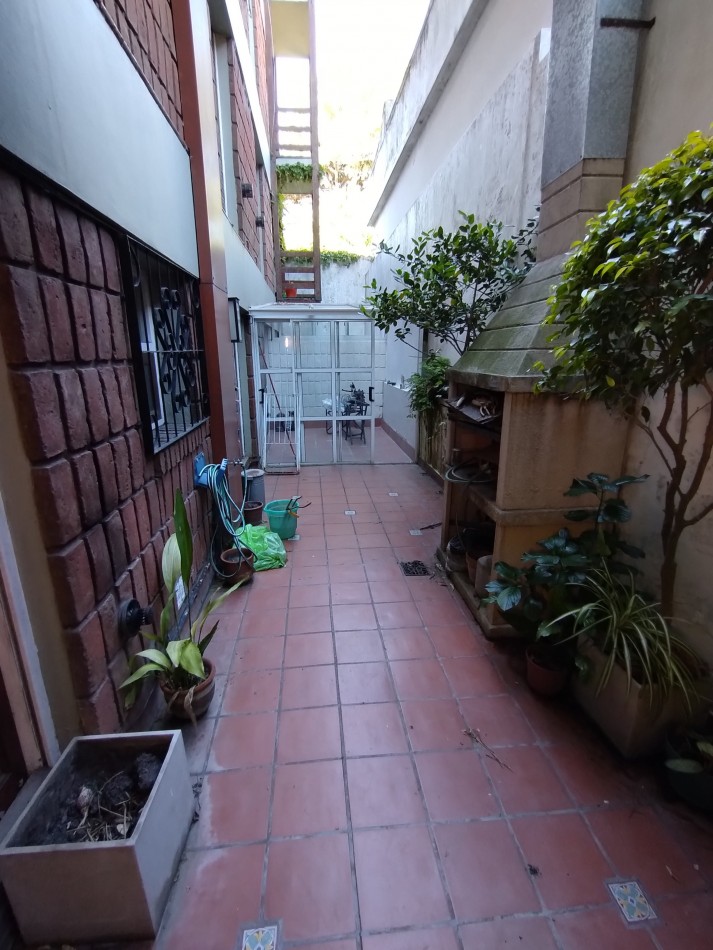 DEPARTAMENTO 3 AMBIENTES CON PATIO Y COCHERA.