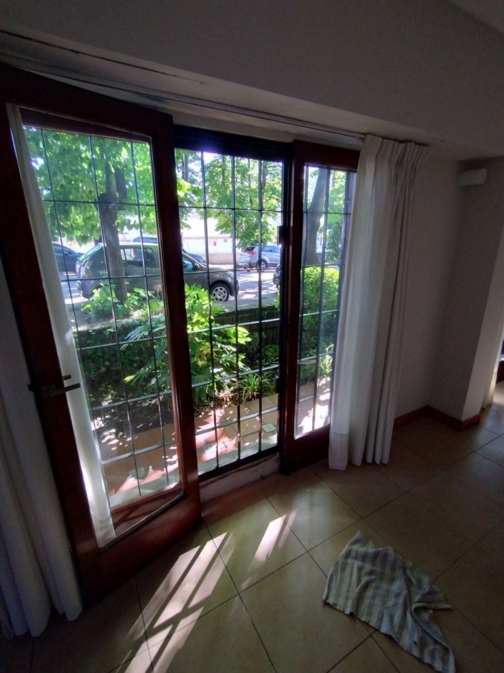 DEPARTAMENTO 3 AMBIENTES CON PATIO Y COCHERA.