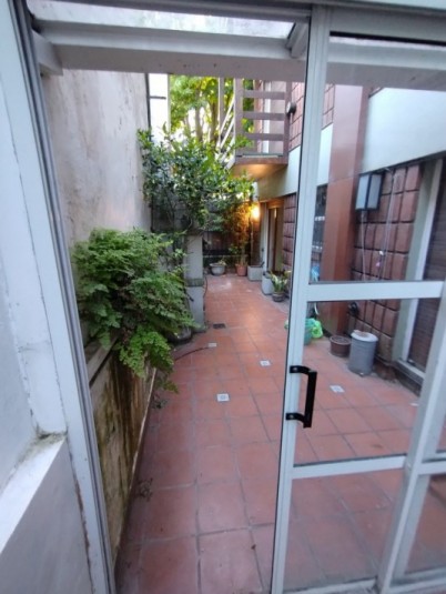 DEPARTAMENTO 3 AMBIENTES CON PATIO Y COCHERA.